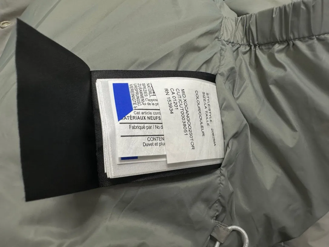 P780 【𝗖𝗔𝗡𝗔𝗗𝗔 𝗚𝗢𝗢𝗦𝗘】Capsule Series Macaron White Label Fabric: Made of soft EnduraLuxe fabric imported from DuPont, CORDURA, USA, which enhances the durability of easy-to-wear parts, is lightweight and durable; the liner is made of 400T anti-velvet gallbladder, which is comfortable, soft and non-velvet. : Equipped with a detachable hood, which can be adjusted in two directions, and is also filled with down, which brings greater softness and wrapping around the head and neck, and is full of warmth. This parka features white trim on the back and sides, and the hardware locks are all original and custom-made to match the muted fabric color. Goose label: The official website’s new series of silicone material labels, non-embroidery labels. Length: Fit hip-length. Size: XS-L